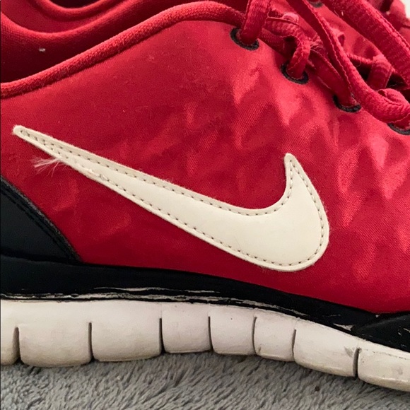 Red Nike Free runs - Picture 2 of 5
